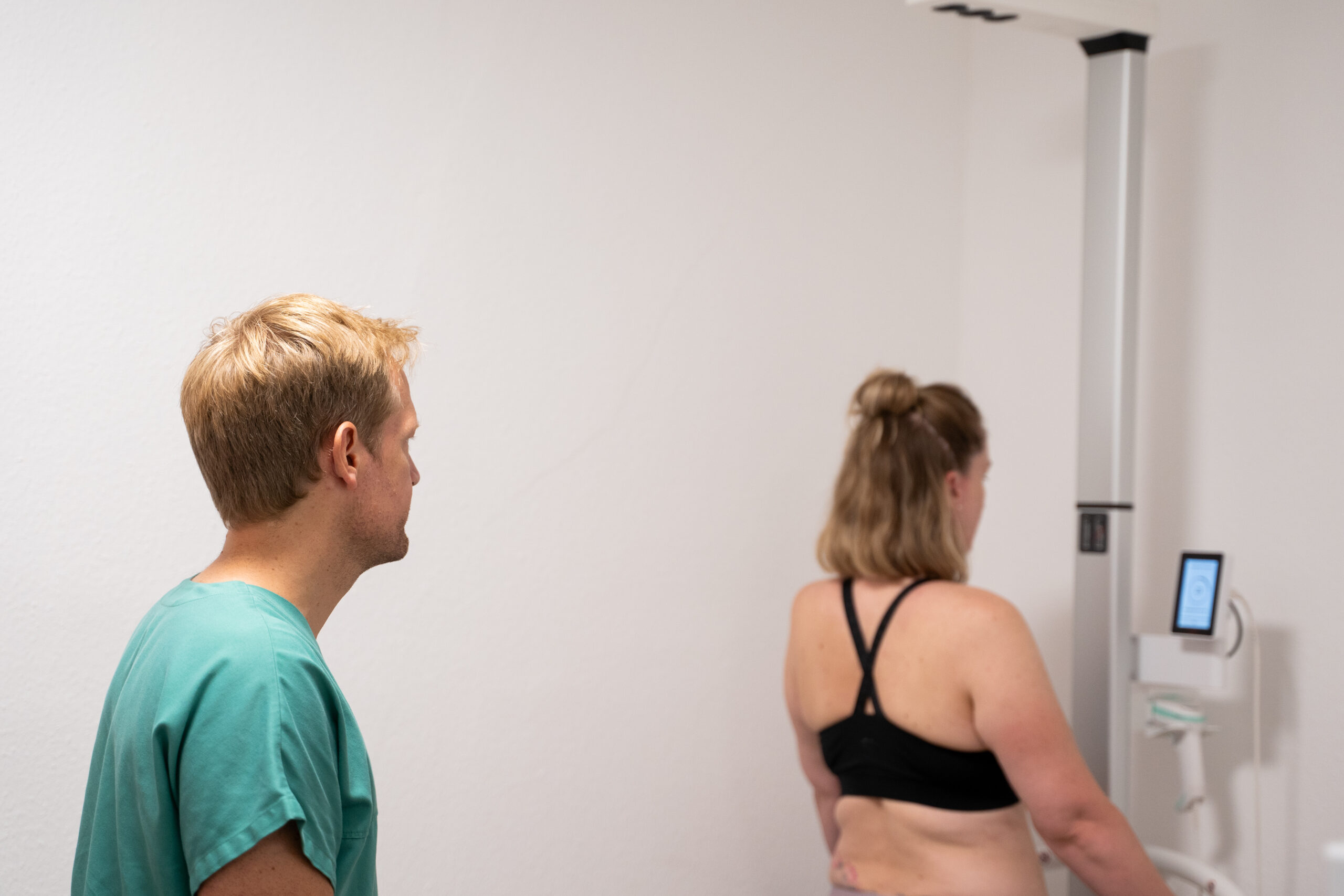 Apart-Aesthetics-21.8.-67 Arzt bereitet Infusion vor