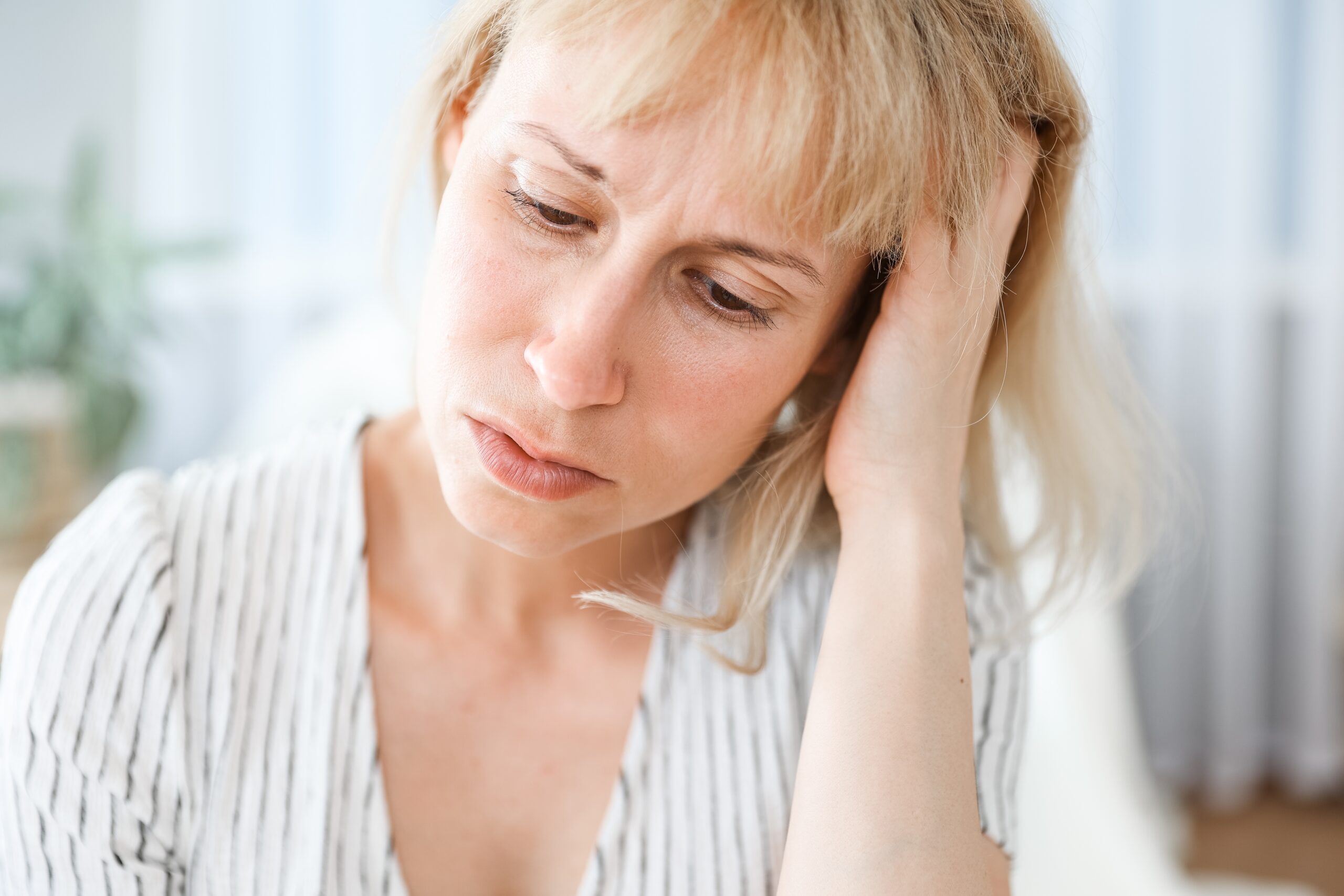 a-woman-with-a-headache-sits-in-a-chair-in-the-liv-2024-10-24-03-07-04-utc Arzt bereitet Infusion vor